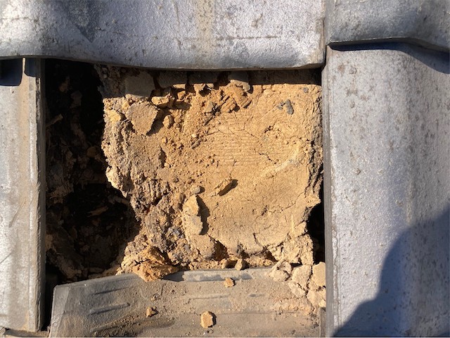 下地が剥き出した瓦